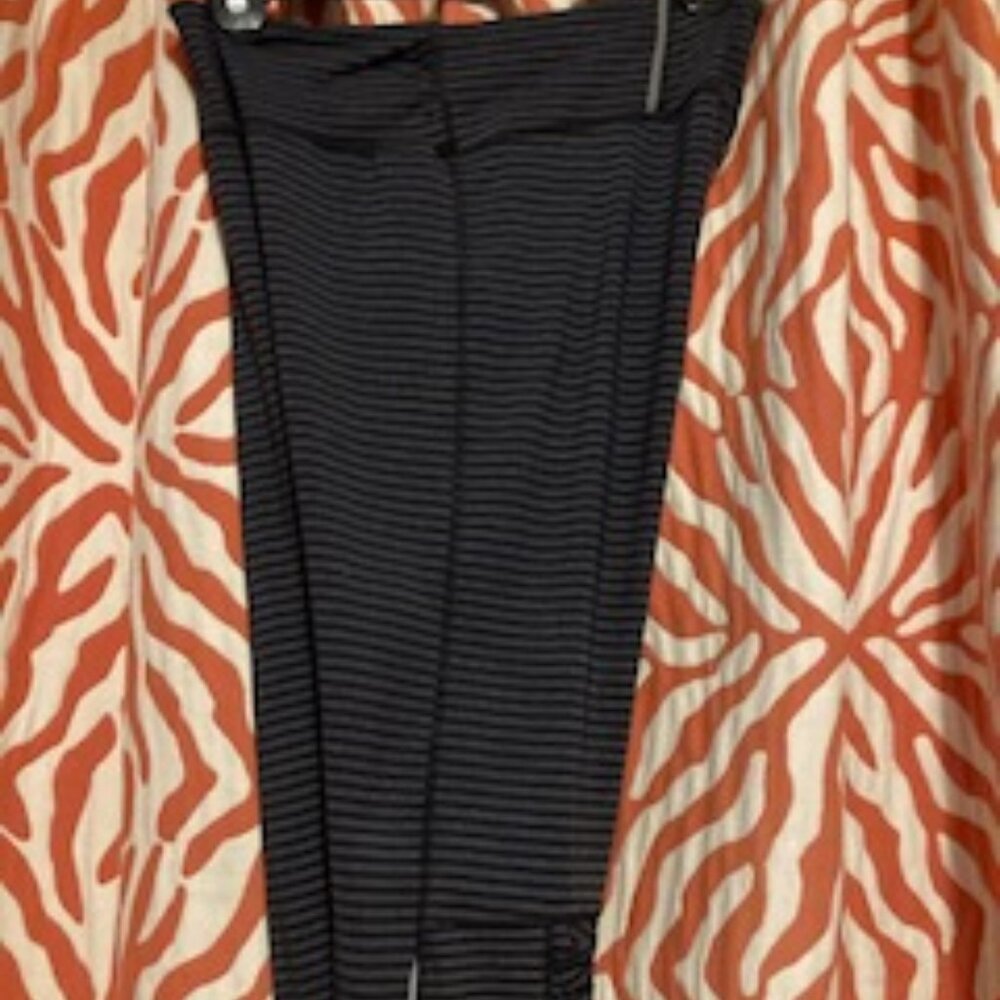 Dark Gray Capris Leggings, ruched calves, reflective seams, back key pocket, Sm.